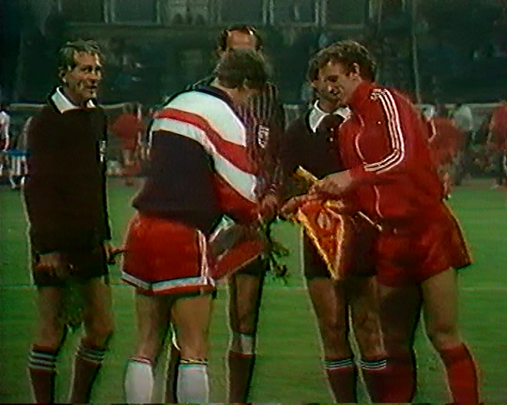 19 tetor 1988, Poloni-Shqipëri 1-0. Jan Urban, trajneri aktuial i polakëve, duke u takuar me Arben Minga para ndeshjes