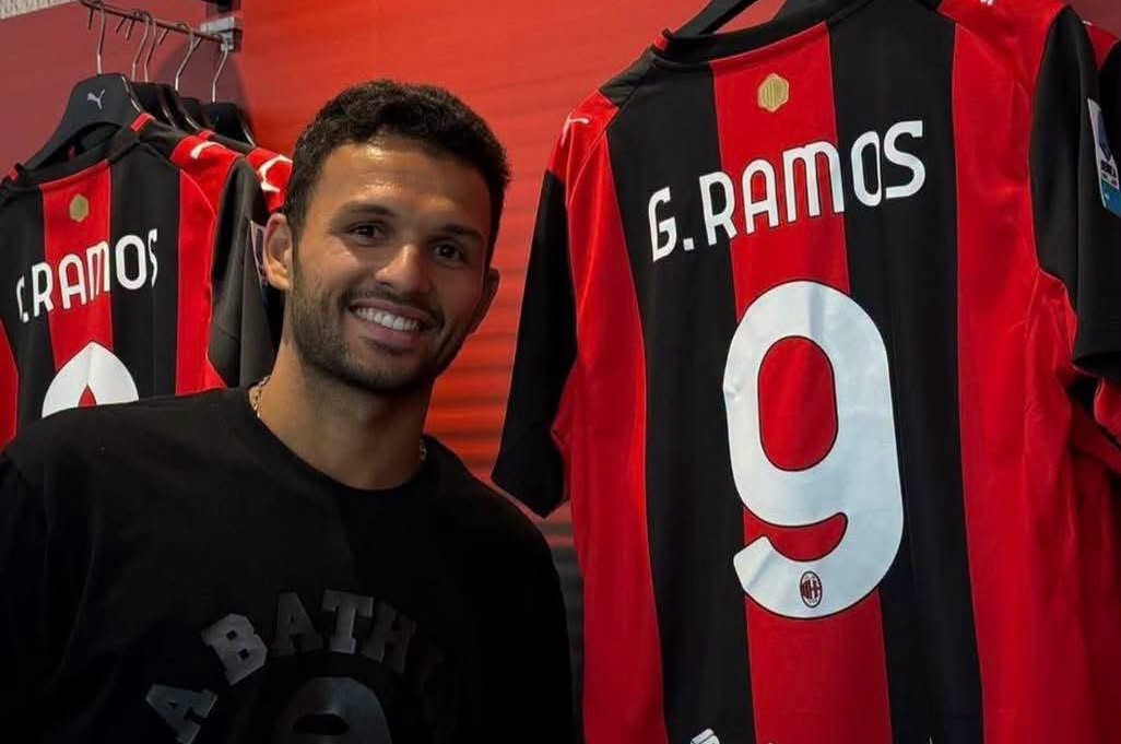 Gonçalo Ramos mbërrin më herët në Milano nga pushimet  pozon me fanellën e tij të re kuqezi